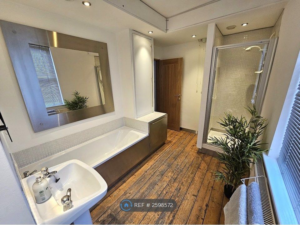 Property photo 1 of 14 Bathroom