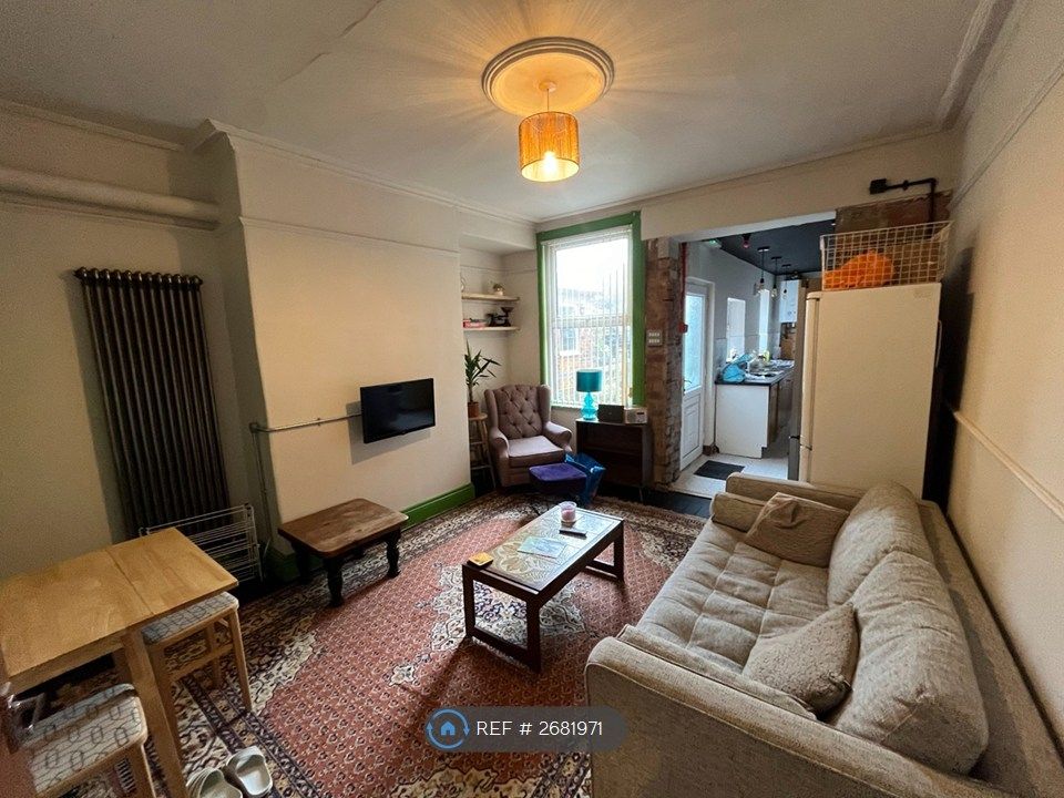 Property photo 3 of 17 Living Room