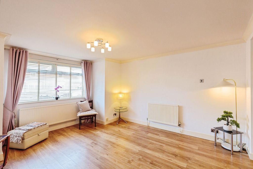 Property photo 3 of 17 Photo