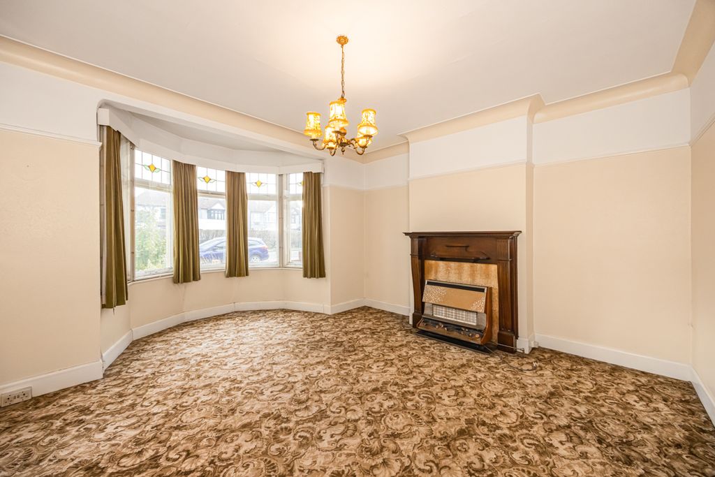Property photo 2 of 20 84 Woodford Ave -001