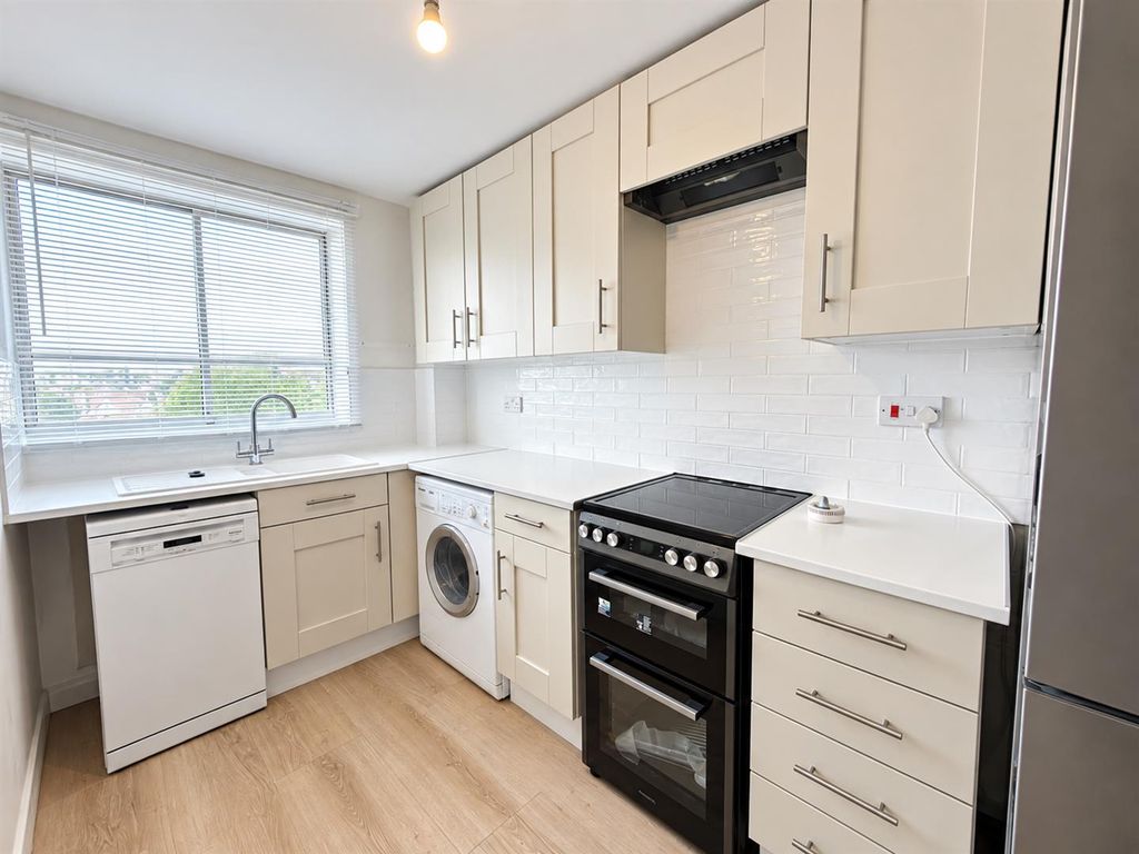Property photo 3 of 7 Kitchen