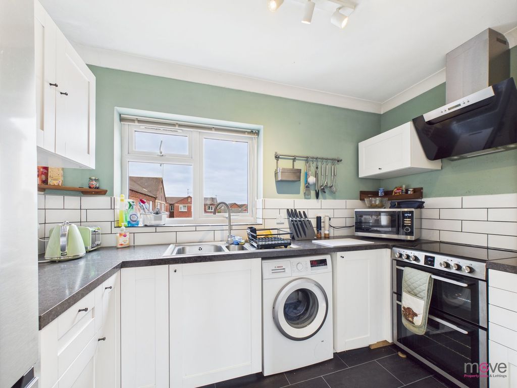 Property photo 3 of 8 Kitchen