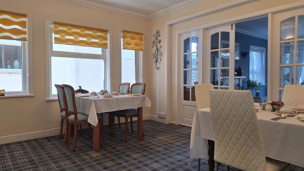 Property photo 3 of 19 4270 Ownerdining.Jpg