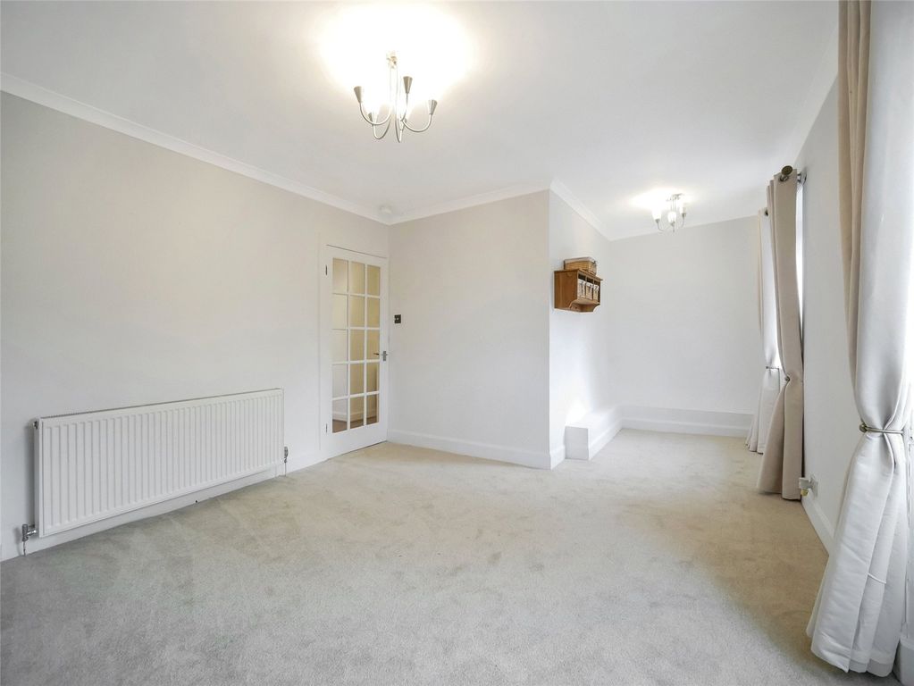 Property photo 3 of 18 Living Room/Diner