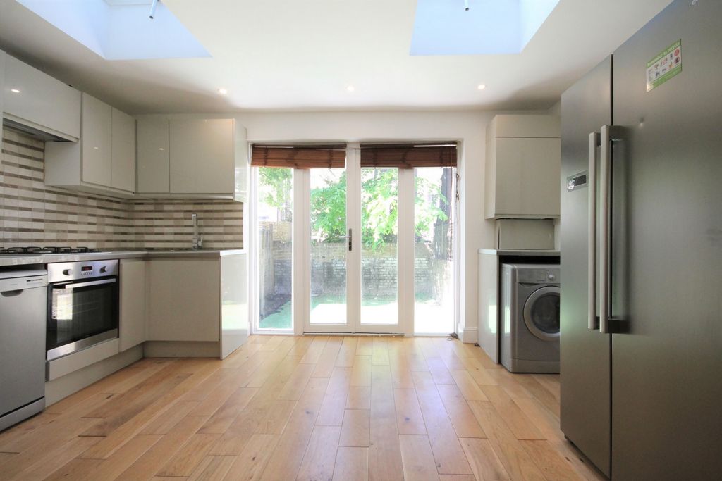 Property photo 1 of 10 Kitchen