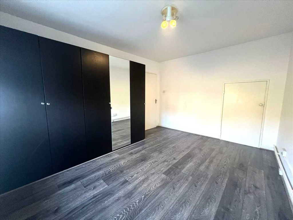 Property photo 3 of 10 Double Bedroom One