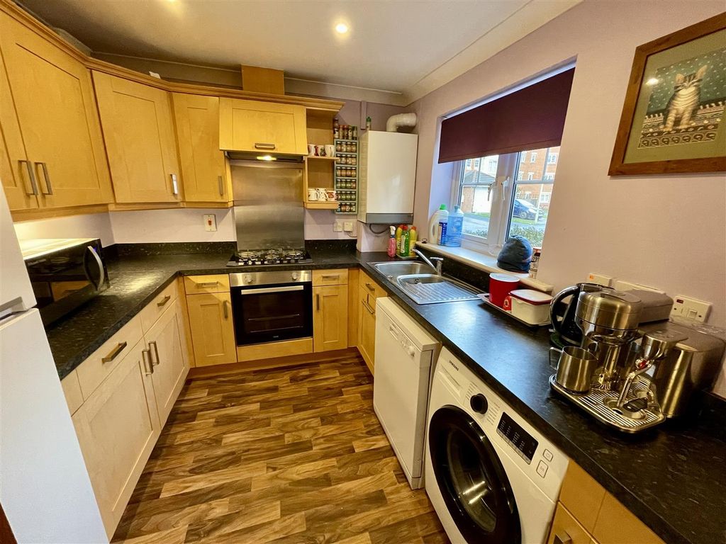 Property photo 3 of 8 Kitchen