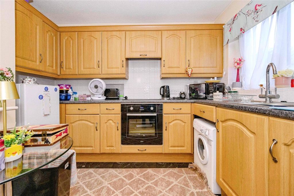 Property photo 2 of 9 Kitchen