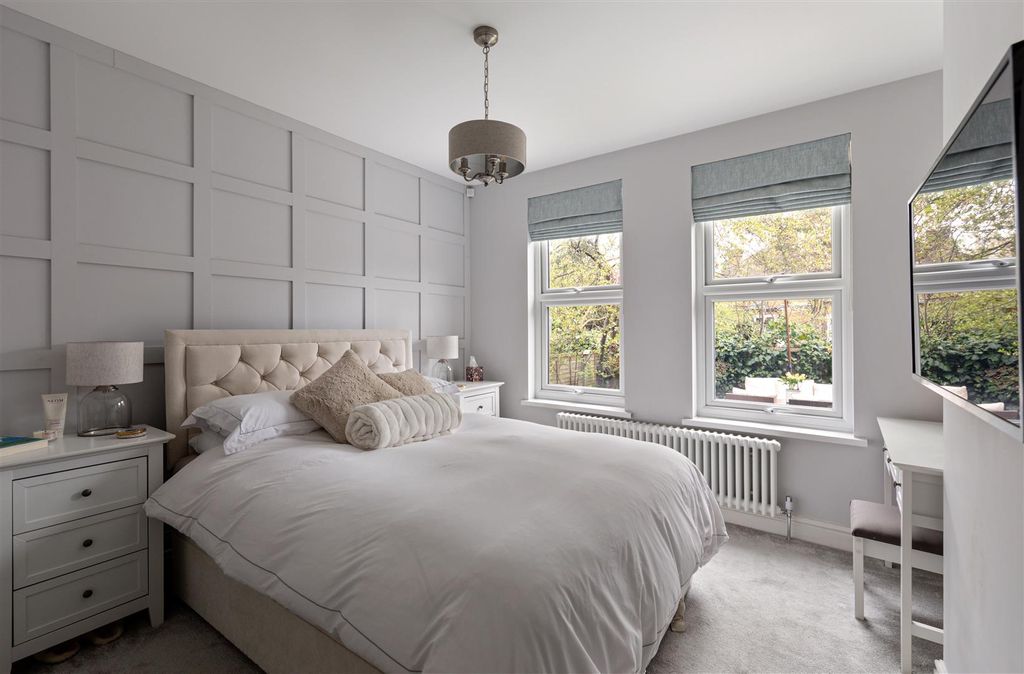 Property photo 3 of 32 Brettenham Road, E17