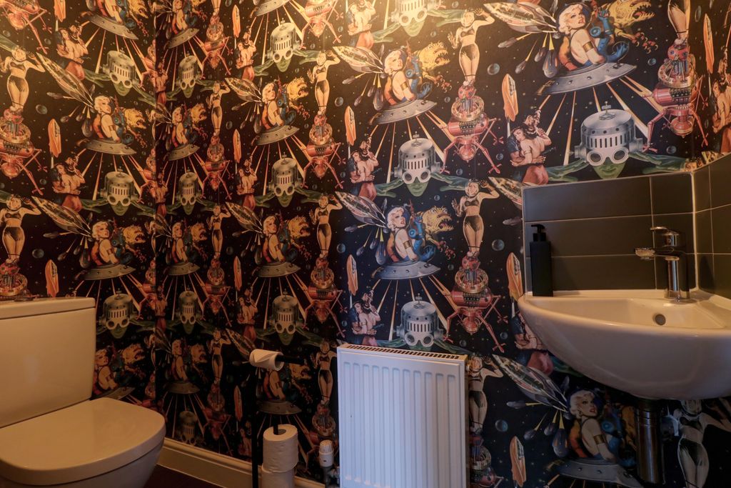 Property photo 3 of 27 Gf WC