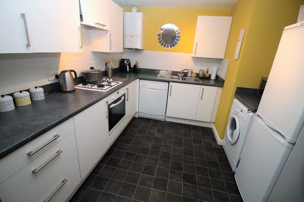 Property photo 2 of 5 Kitchen