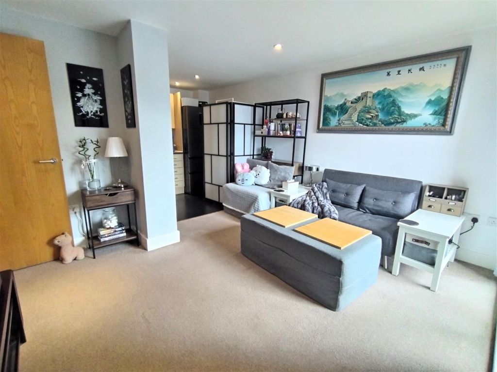 Property photo 2 of 11 Lounge.Jpg
