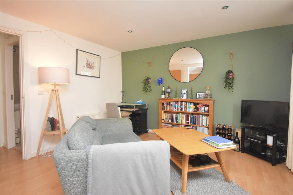 Property photo 2 of 12 Lounge
