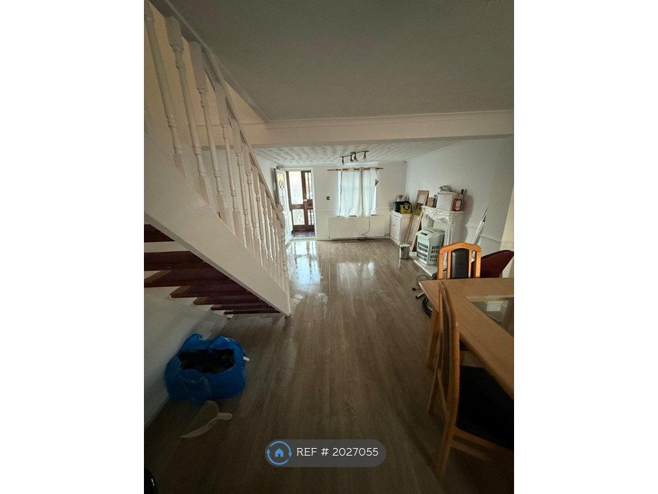 Property photo 3 of 8 Lounge