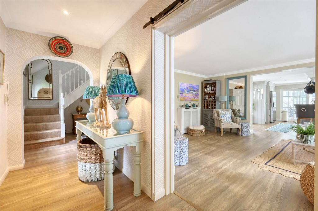 Property photo 3 of 40 Entrance Hall