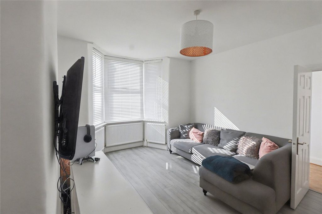 Property photo 3 of 15 Lounge