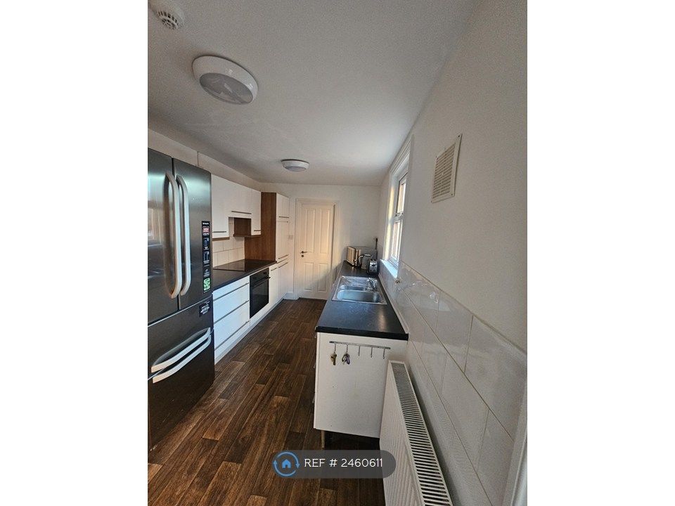 Property photo 3 of 8 Kitchen