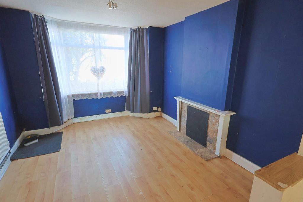 Property photo 2 of 12 D72A5D73-Aa63-4B3F-B678-1Ef49BA7A59C_1_201_A.Jpeg