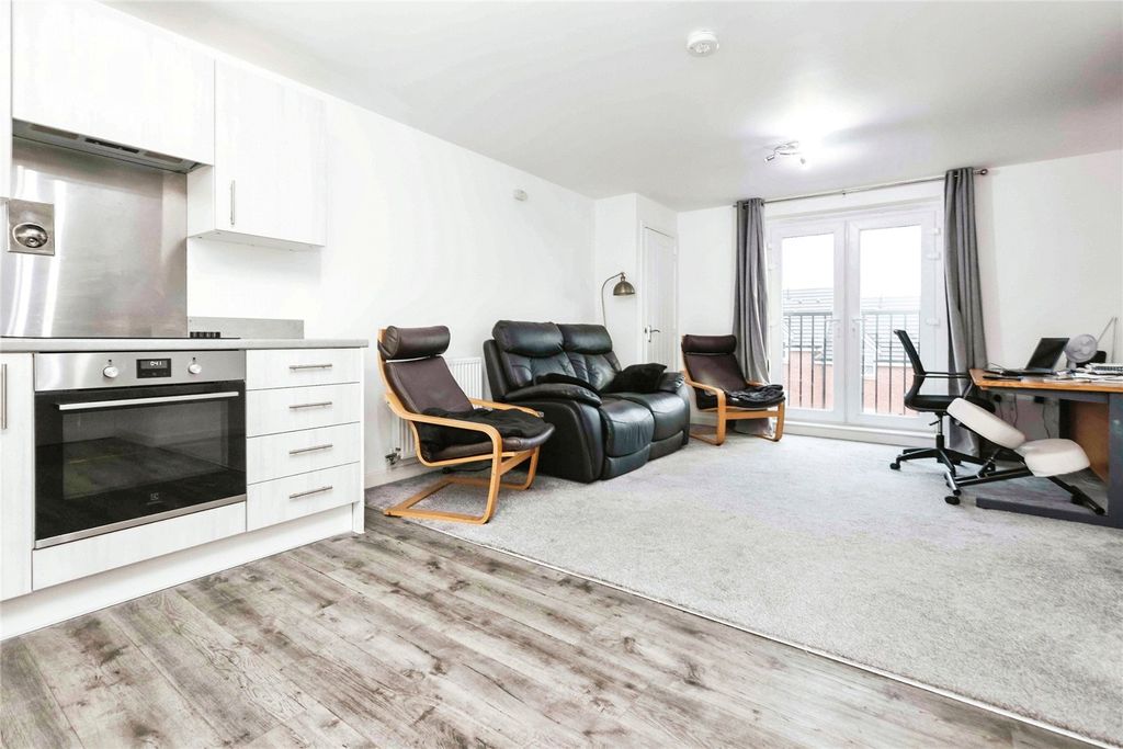 Property photo 1 of 15 Lounge
