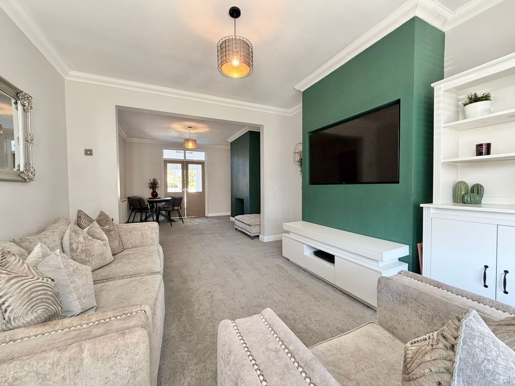 Property photo 3 of 18 Lounge