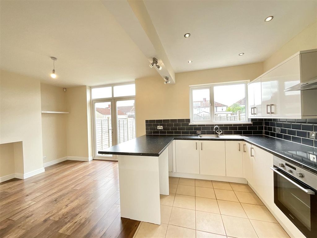 Property photo 2 of 11 Kitchen / Diner