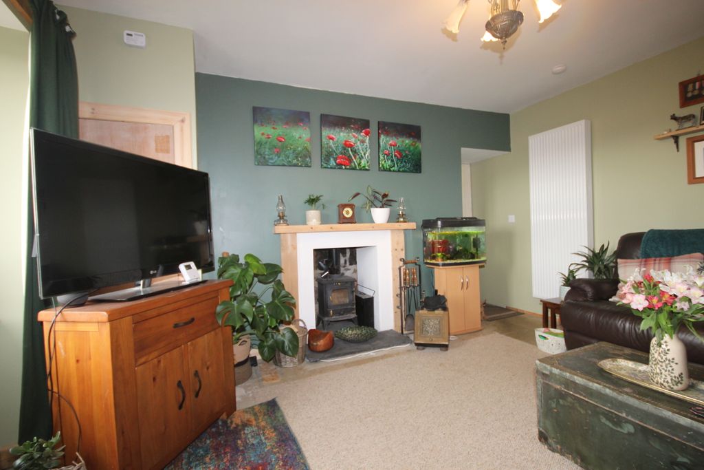 Property photo 3 of 19 Lounge 