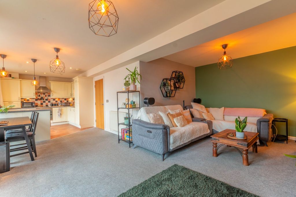 Property photo 2 of 19 Picture No. 16