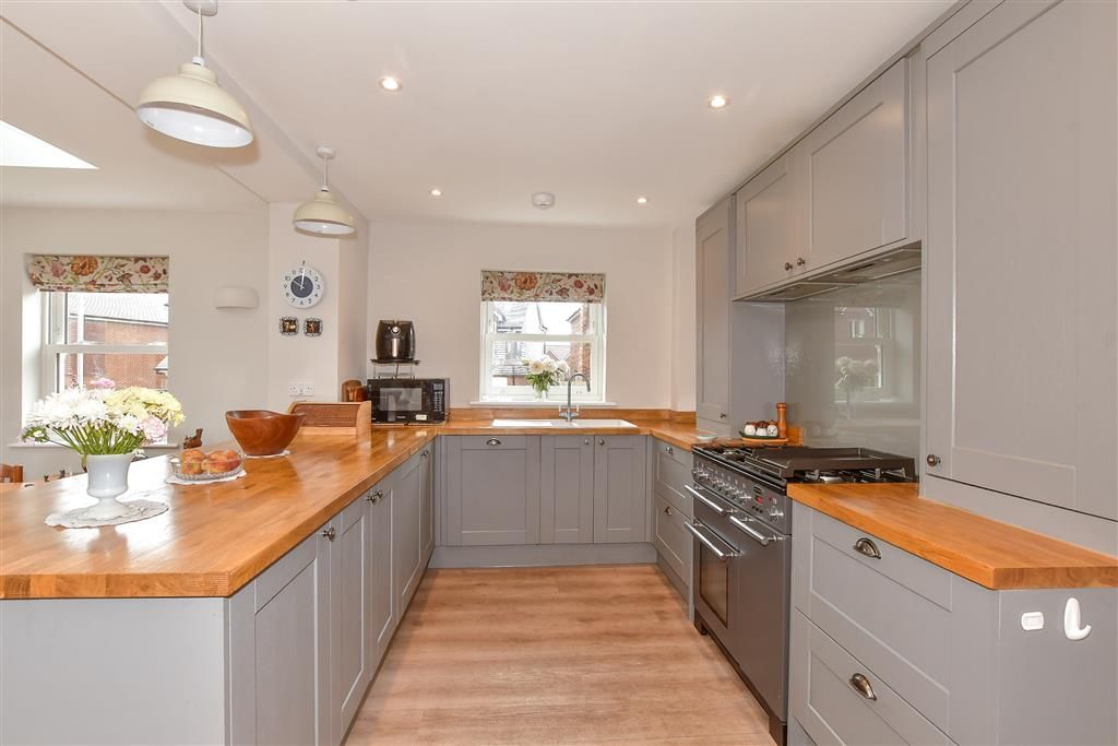 Property photo 1 of 10 Kitchen