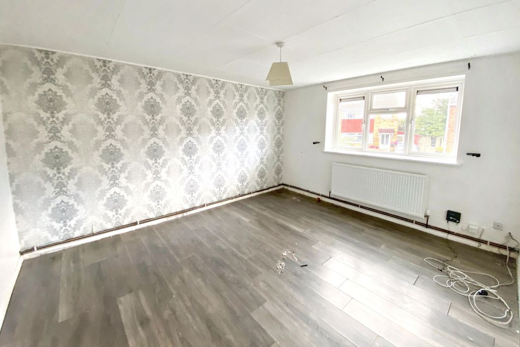 Property photo 2 of 12 Flat 2, Neeld Crescent, Chippenham, Wiltshire, Sn14 0Ht
