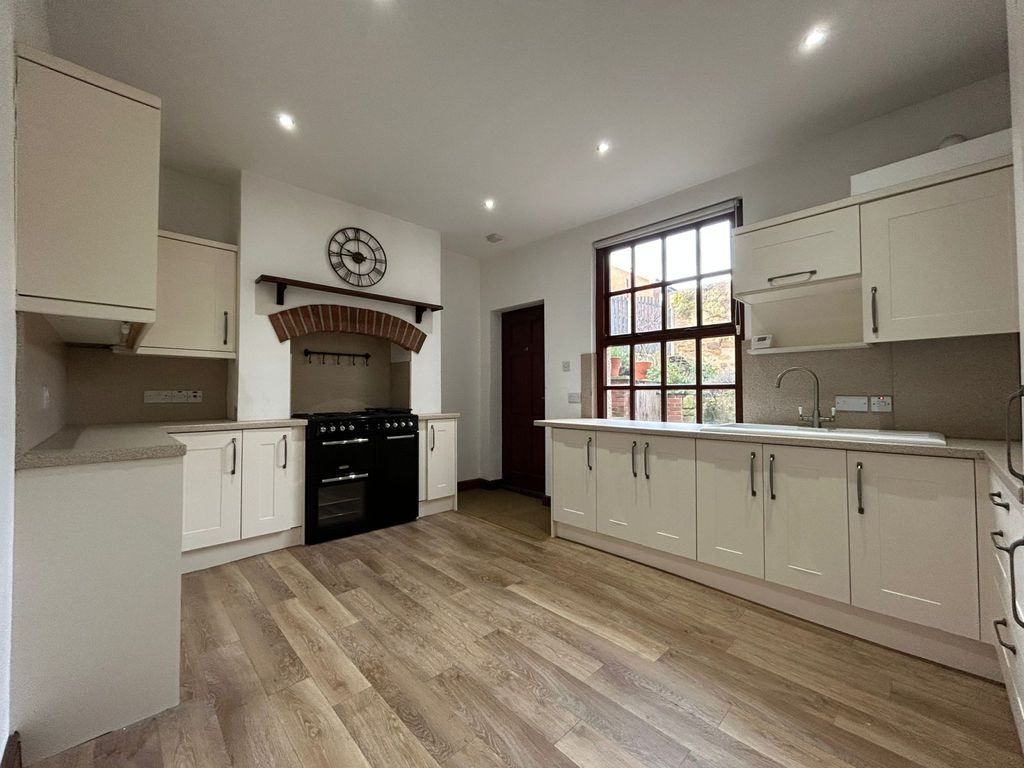 Property photo 3 of 12 Kitchen