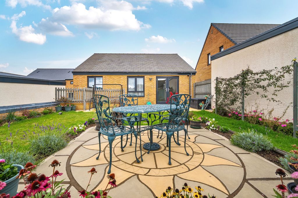 Property photo 3 of 18 19-6A9A92675Decf-...