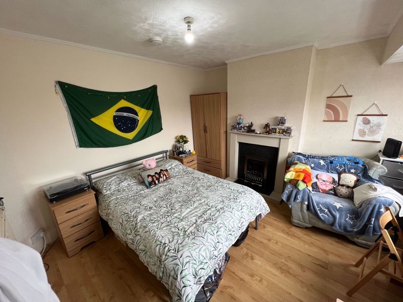 Property photo 3 of 10 Bed 1