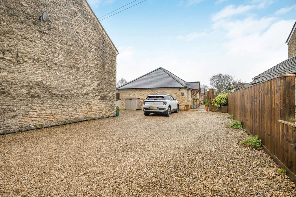 Property photo 2 of 14 Parking