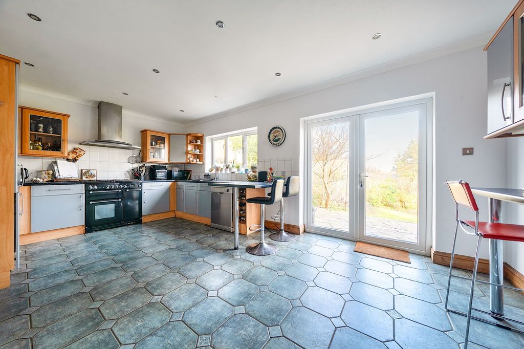 Property photo 3 of 21 Kitchen/Breakfast Room