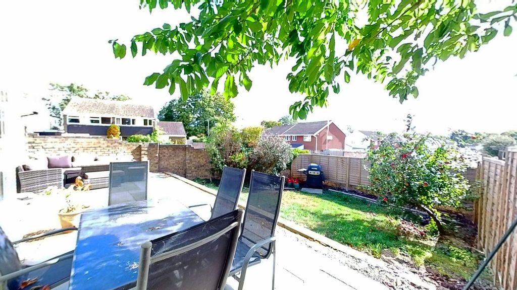 Property photo 3 of 12 Garden