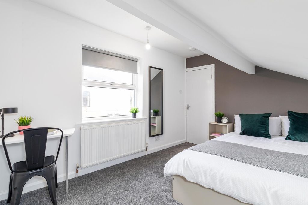 Property photo 2 of 16 Bright, Modern Upstairs Bedroom With A Comfortable...