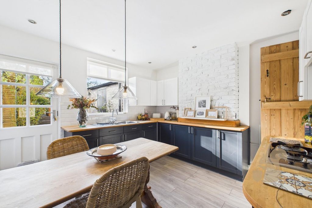 Property photo 1 of 17 Cam01814G0-Pr0039-Still019.Jpg