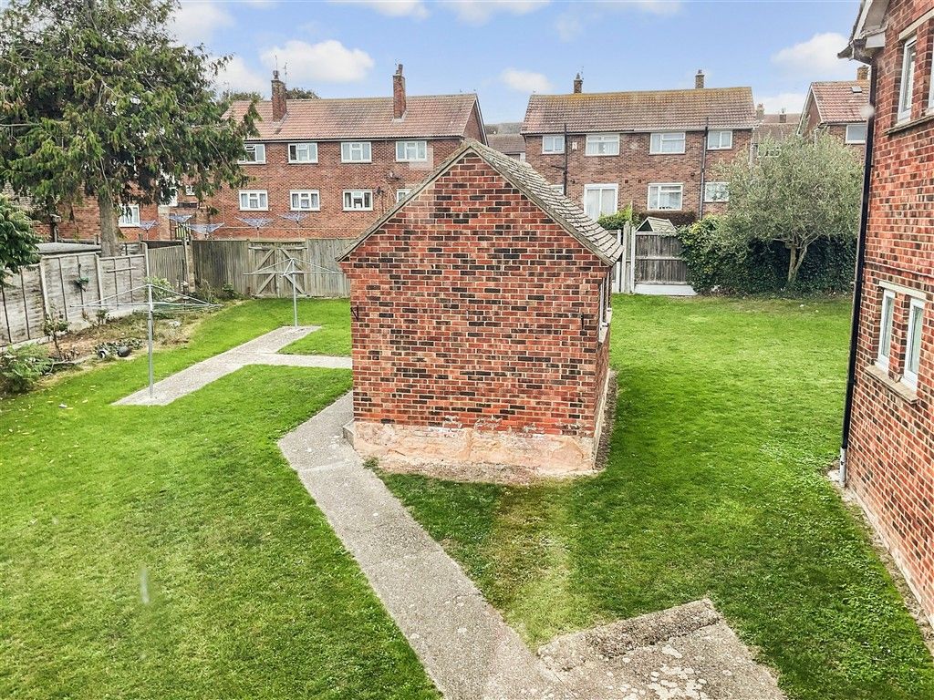 Property photo 2 of 7 Communal Gardens