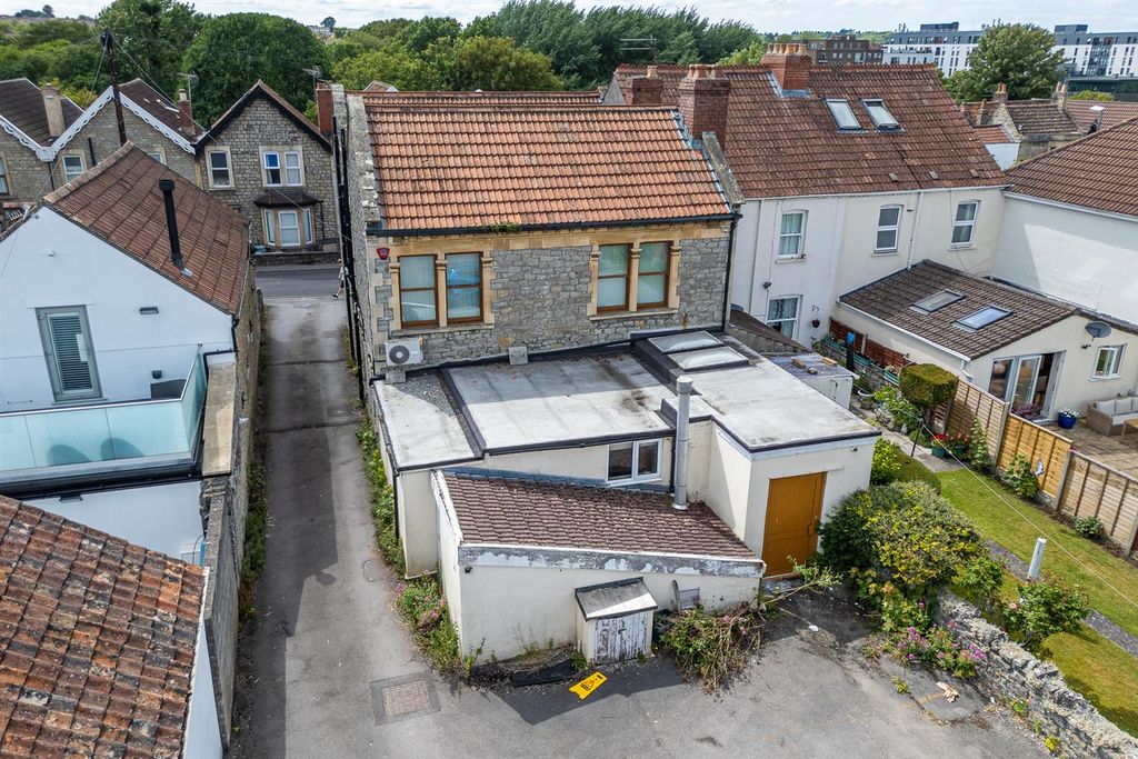 Property photo 2 of 33 Wellsway House, 9, Wellsway Keynsham, B A N E S, B