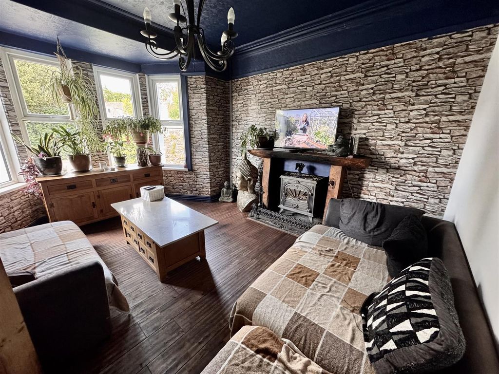 Property photo 2 of 15 Lounge