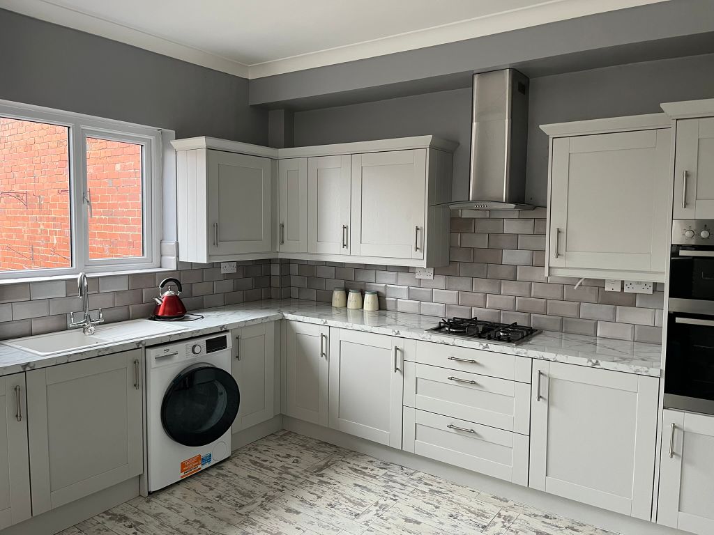 Property photo 3 of 8 Kitchen