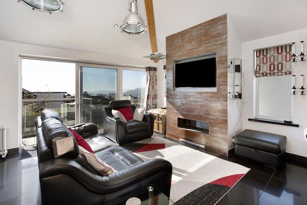 Property photo 3 of 23