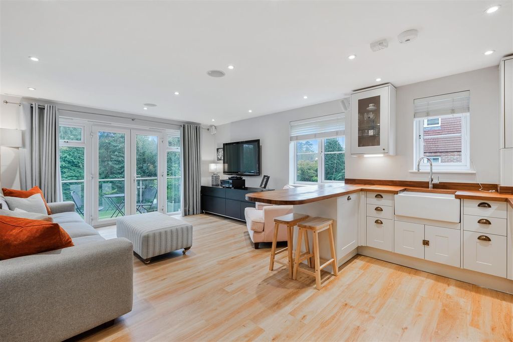 Property photo 2 of 33 Chesham Heights, B8 (24).Jpg