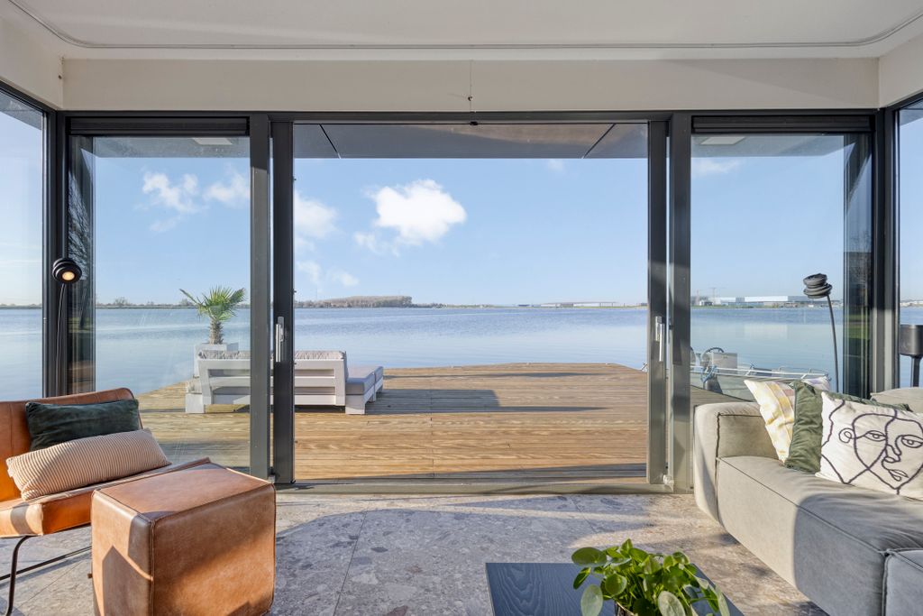 Property photo 3 of 44