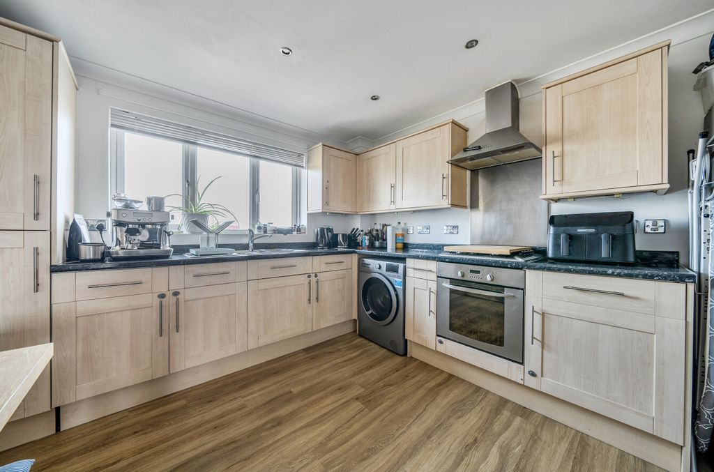 Property photo 3 of 11 Kitchen4