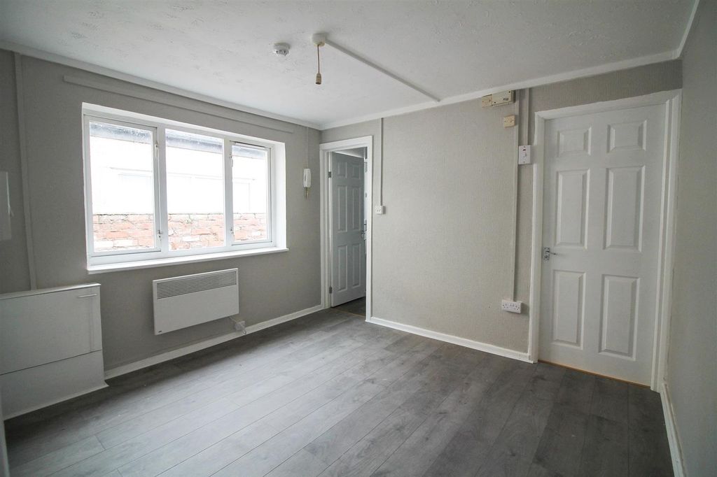 Property photo 2 of 6 Lounge