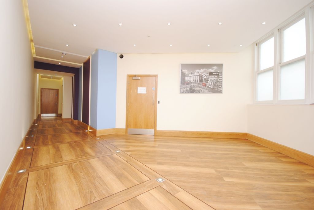 Property photo 2 of 12 Communal Hallway