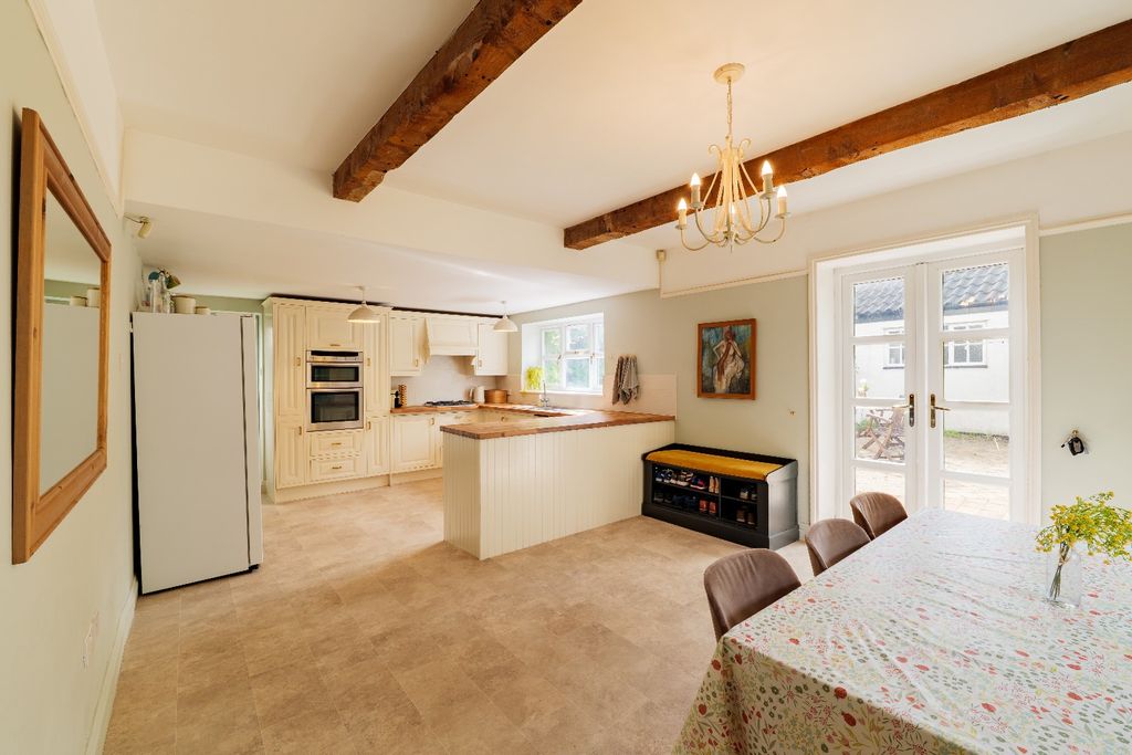 Property photo 2 of 25 5219393