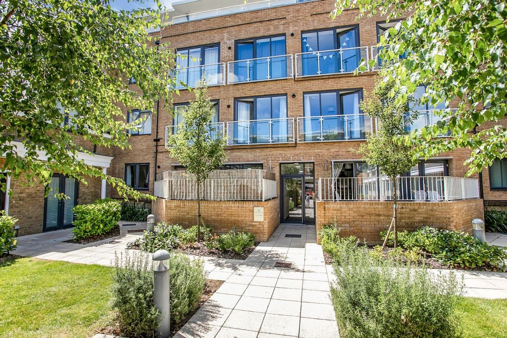 Property photo 1 of 12 Communal Gardens