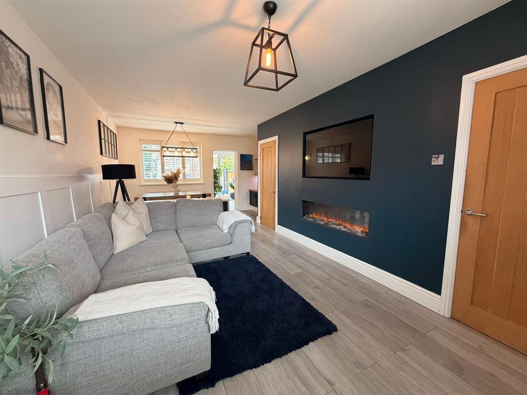 Property photo 2 of 22 Lounge